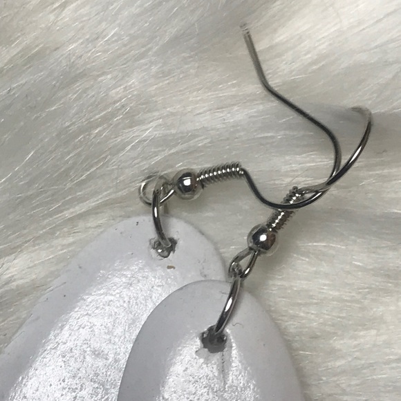 Long white wooden shaped earrings - Picture 3 of 3